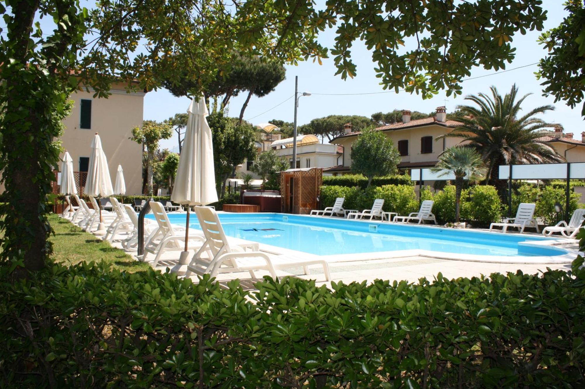 Hotel Apuana Marina di Pietrasanta Exterior photo