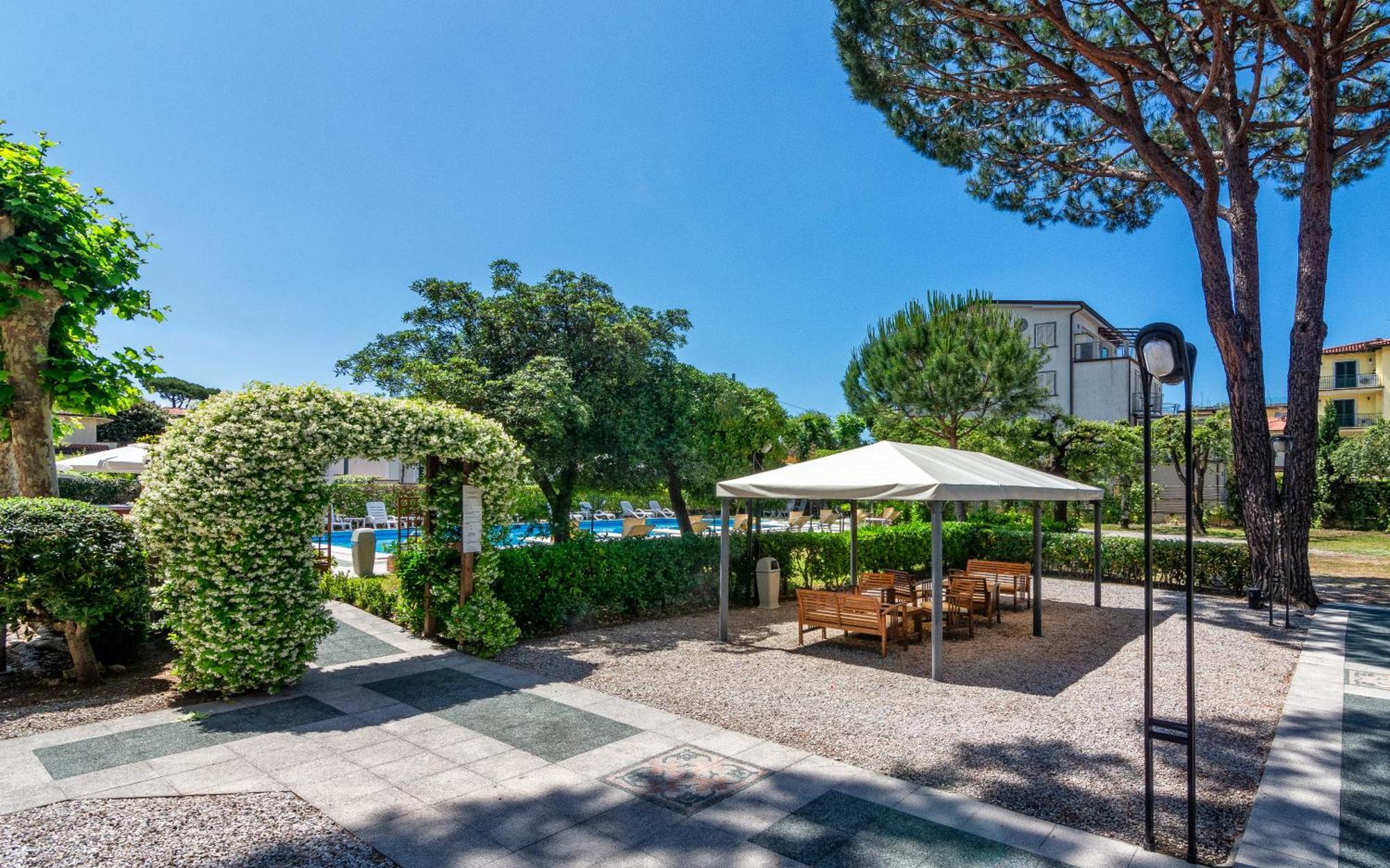 Hotel Apuana Marina di Pietrasanta Exterior photo