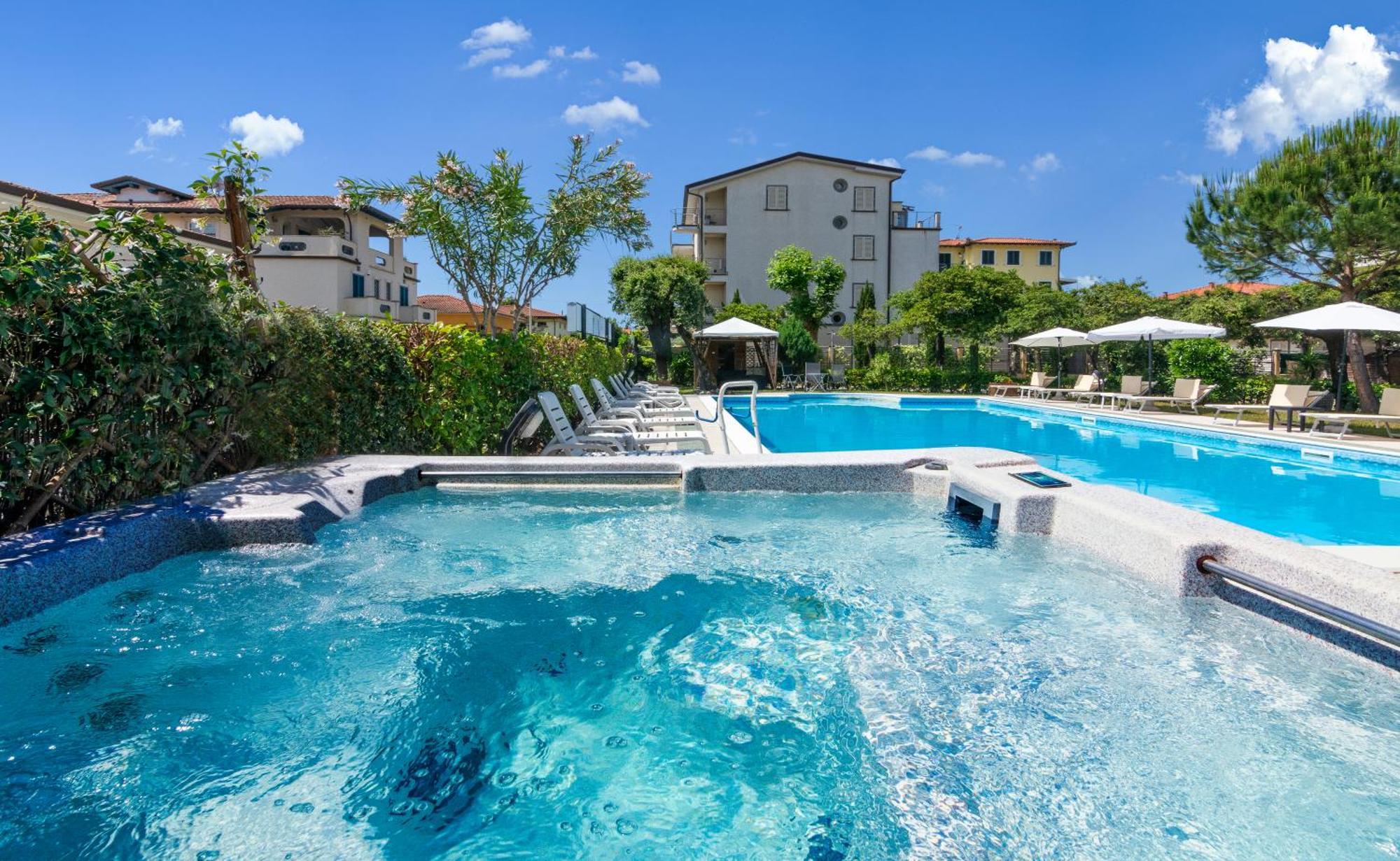 Hotel Apuana Marina di Pietrasanta Exterior photo